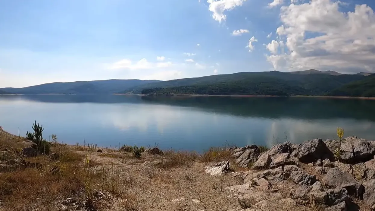 Nga nesër ndalohet peshkimi në Liqenin e Mavrovës, kufizohet edhe lundrimi Nga nesër ndalohet peshkimi në Liqenin e Mavrovës, kufizohet edhe lundrimi