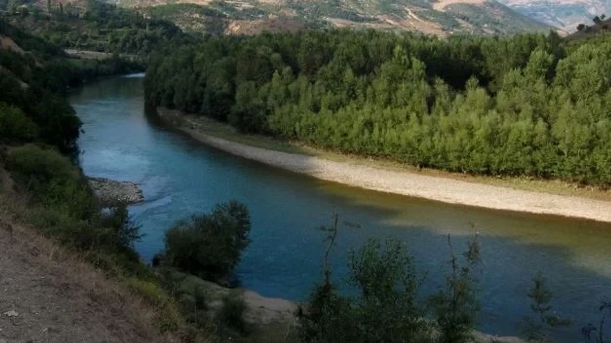 I merr rrjedha e lumit Drin, shpëtohen katër persona - vijojnë kërkimet për 7 vjeçaren