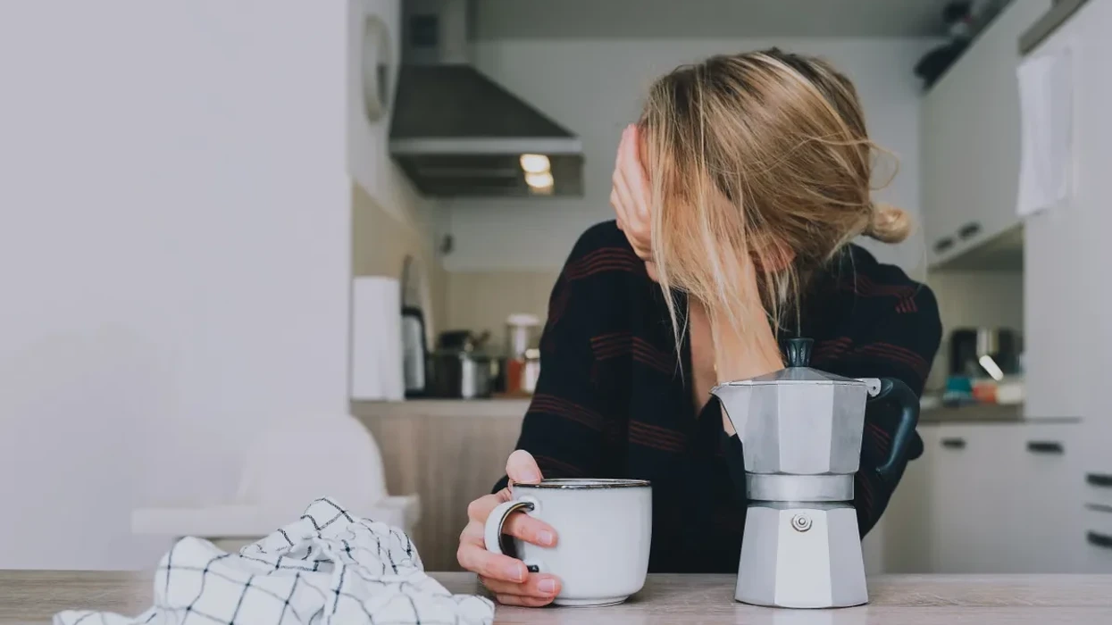 Ju dhemb koka dhe menjëherë bëni kafe: A është zgjidhje e mirë apo mund ta përkeqësojë problemin?