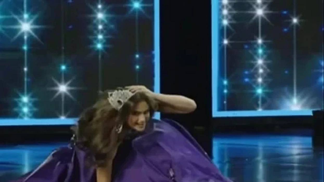 Ish-Miss USA u rrëzua dy herë para një salle plot në ceremoninë e lamtumirës së kurorës, reagimi i saj u bë hit në internet