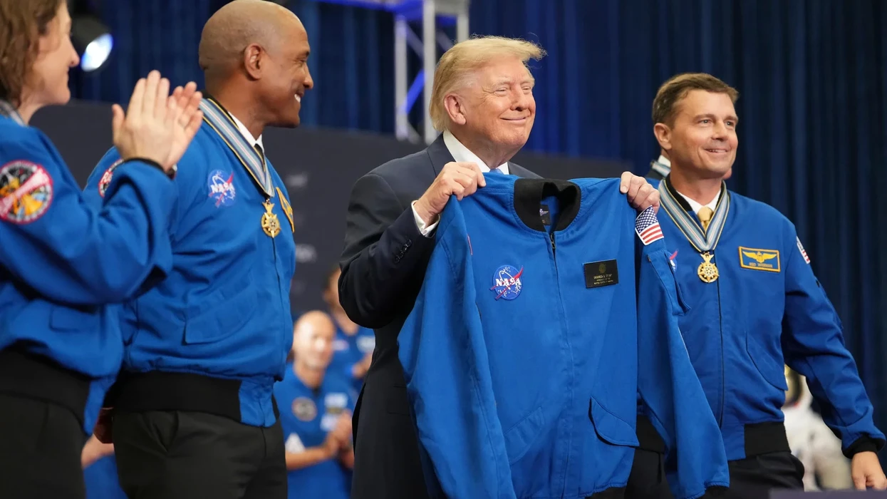 Trump synon Hënën dhe më tej, themelon Akademinë e parë Hapësinore të SHBA-së