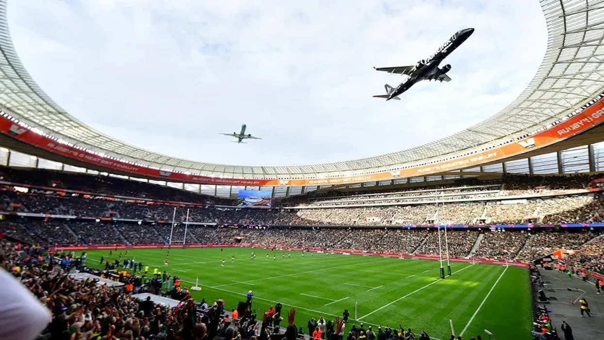Vetëm 12 metra mbi stadium, aeroplanët dhurojnë spektakël për tifozët në Afrikën e Jugut