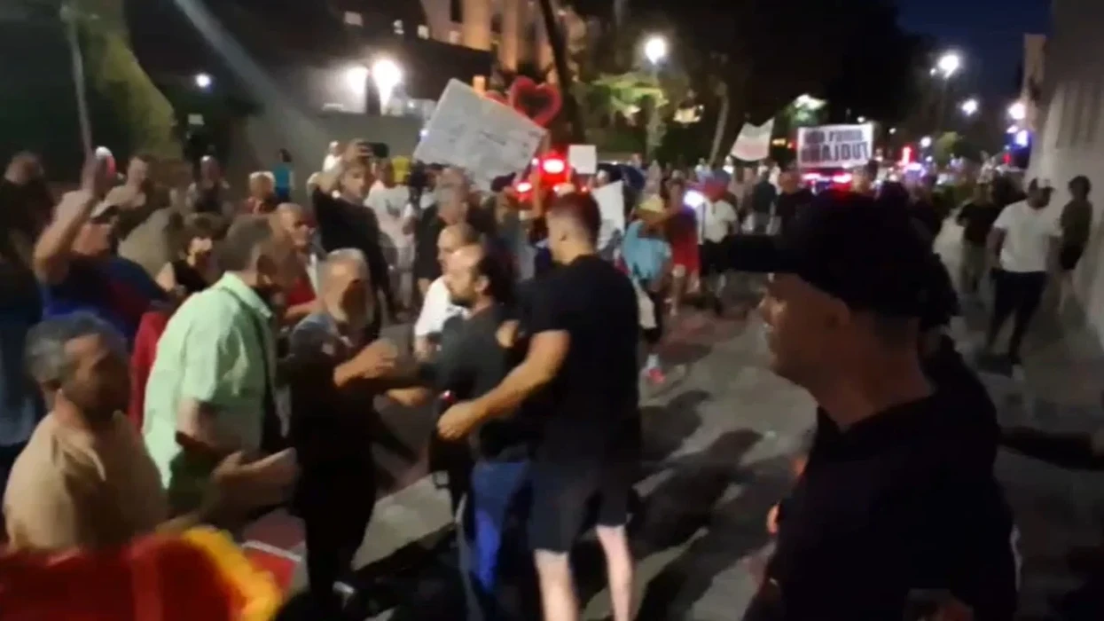 Përshkallëzohet protesta në Tiranë, tubuesit kërkojnë të hyjnë në ambientet e Kryeministrisë