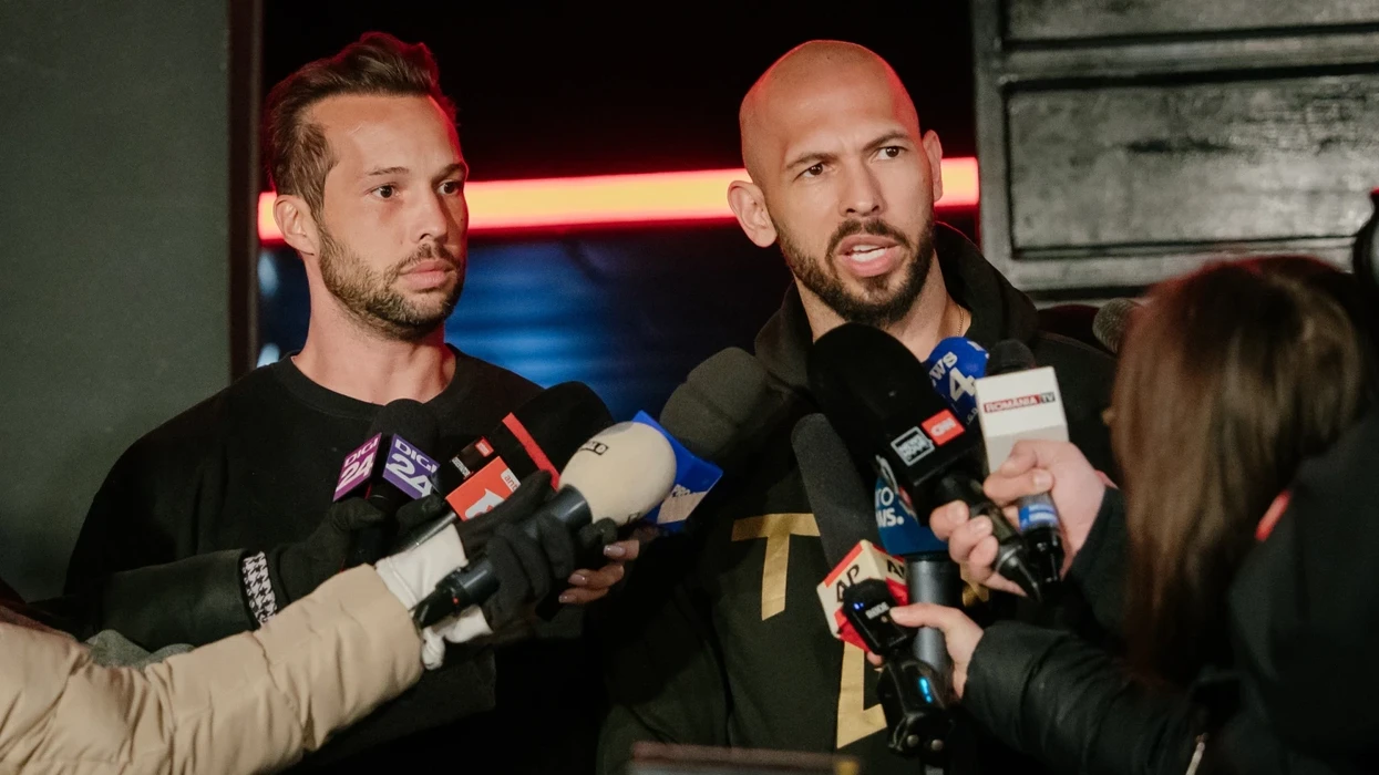 Andrew Tate dhe vëllai i tij Tristan akuzohen zyrtarisht për trafikim të të miturve dhe pastrim parash