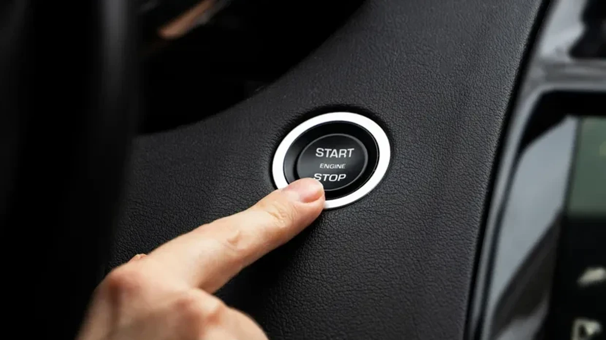 Çfarë ndodh nëse shtypni butonin e ndezjes/fikjes së motorit gjatë vozitjes?
