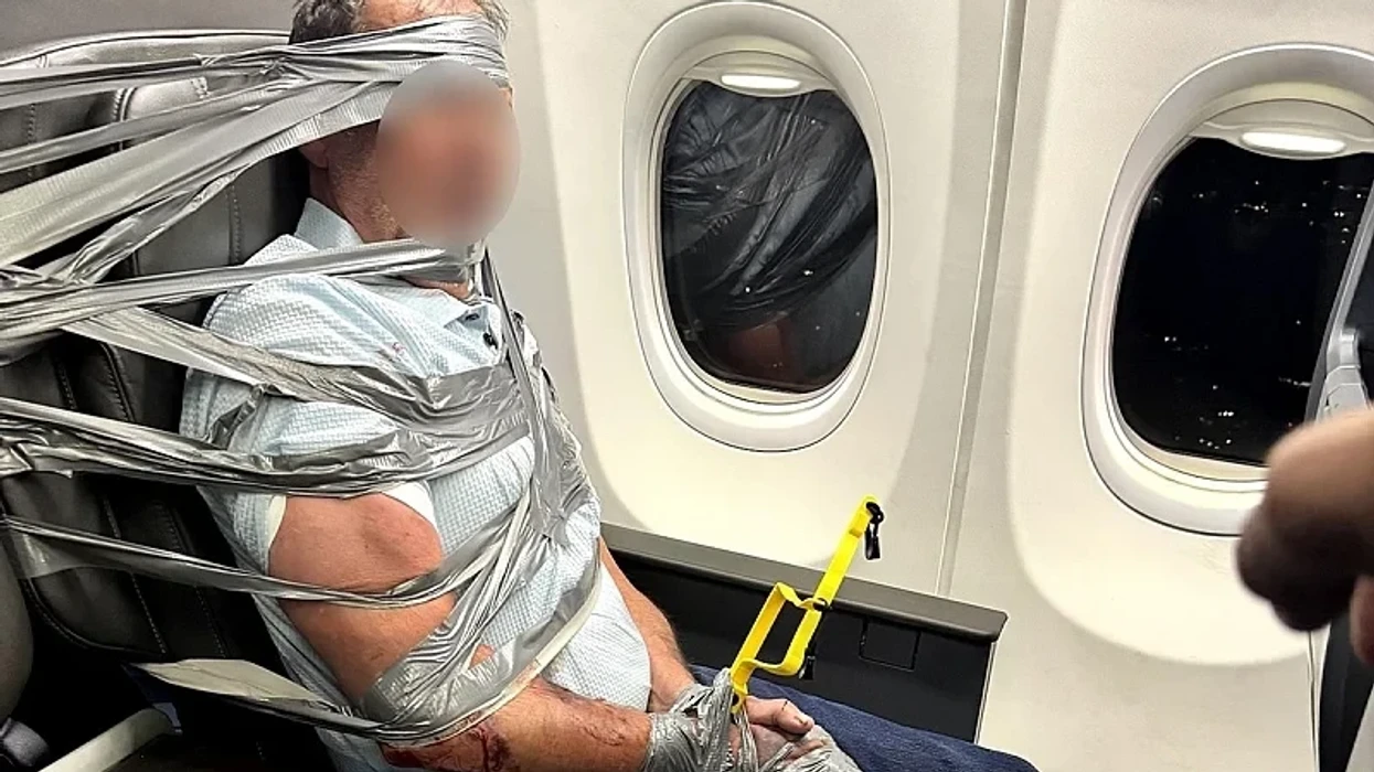 Dramë në fluturimin e American Airlines - burri shkaktoi shumë probleme, pasagjerët e lidhën për ulëse