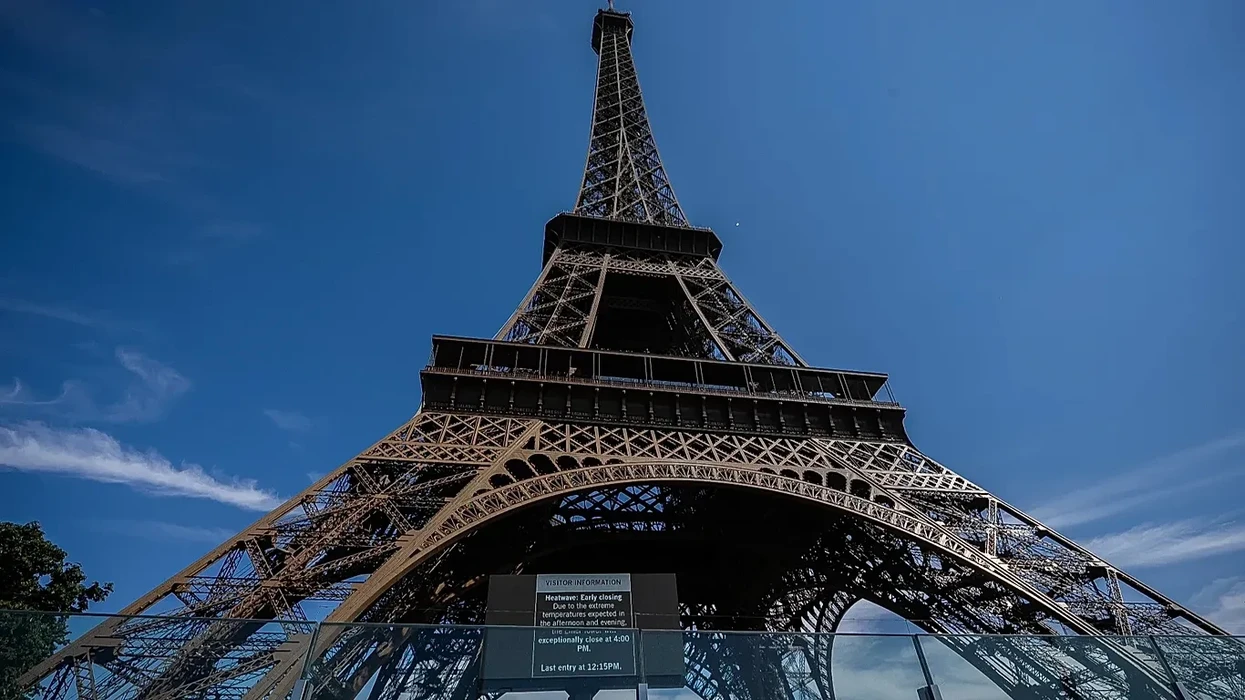 Kulla Eiffel mbyllet për shkak të grevës së stafit, pasi gratë 'u bënë të padukshme' për vizitën e grupit hindu