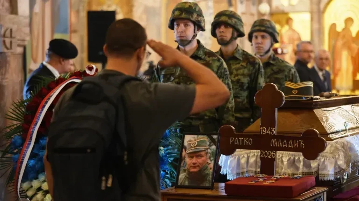 Nga udhëheqësit shtetërorë dhe të kishës te ‘Ujqërit e Natës’: Kush ishte në funeralin e Ratko Mlladiqit?