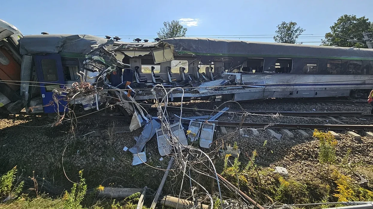 Tragjedi në Poloni, treni përplaset me kamionin - një i vdekur dhe dhjetëra të lënduar