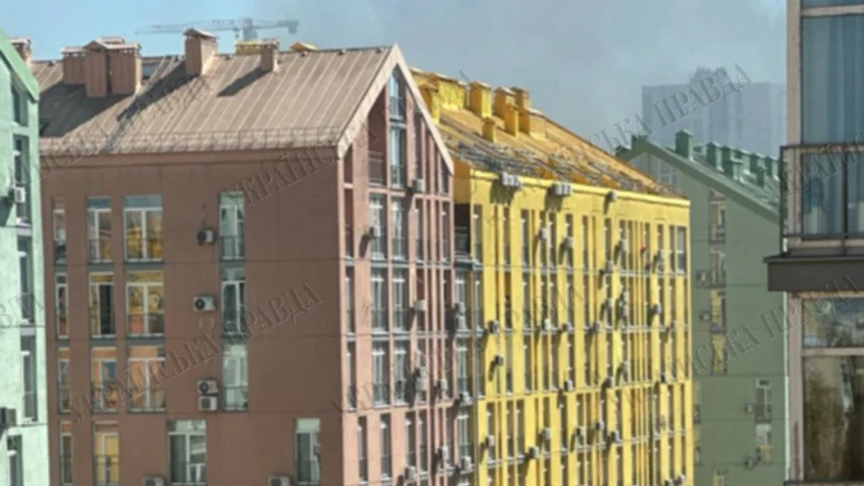 Droni rus bie pranë kompleksit të banimit në Kiev, nëntë të plagosur pas sulmit