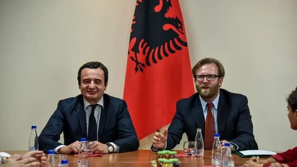 Haki Abazi dorëzon kallëzim penal në Prokurorinë Speciale ndaj Albin Kurtit