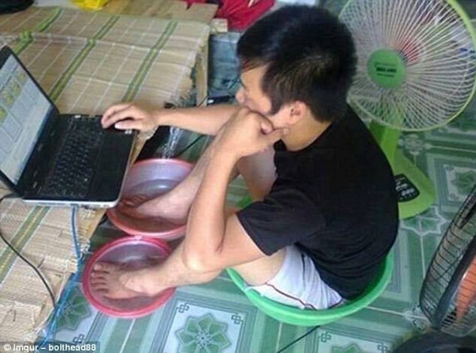 Imazhet qesharake tregojnë se si po përballen disa njerëz me të nxehtin foto 4