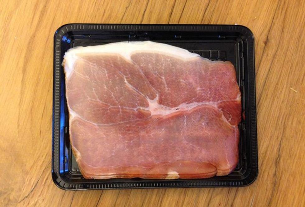 Imazhi i copës së prerë të mishit po ngjalle shume habi te shikuesit foto 2