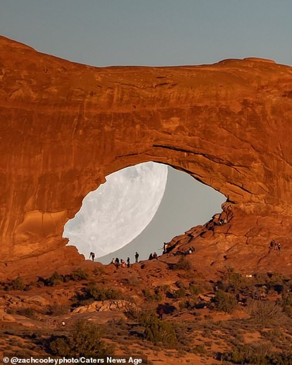 incredible photos show full moon looking like giant eye as it passes rock arch in utah2