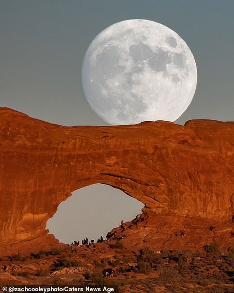 incredible photos show full moon looking like giant eye as it passes rock arch in utah3