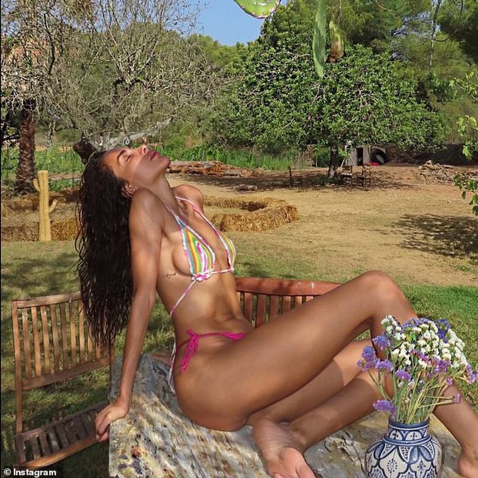 Ines Rau, e cila ka një milion ndjekës në Instagram, ishte personi i parë trans që u suvatua në faqet e para të Playboy.