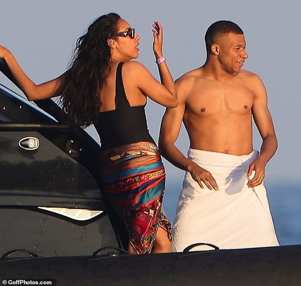 Ines Rau, personi i parë transgjinor që hyri në faqet e para të Playboy, duke u bashkuar me futbollistin në një jaht pasi mori pjesë në Festivalin e Filmit në Kanë