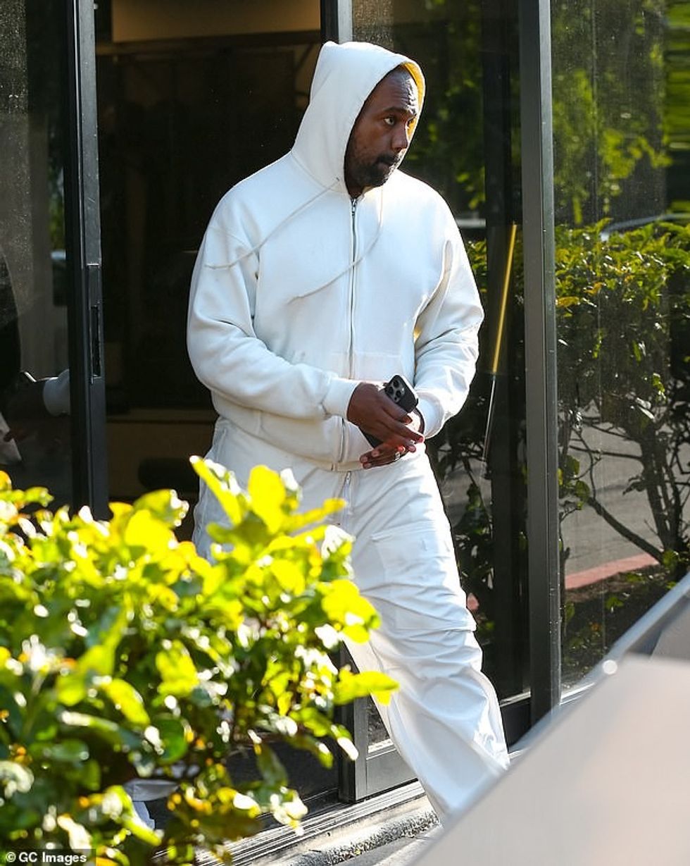 Influencuesja dhe ish-ylli i OnlyFans Lauren Pisciotta i ka kërkuar gjykatës që të lejojë që çështja e saj kundër West të vazhdojë pasi reperja ka qenë jashtë vendit që pak para se ajo të paraqiste padinë e saj në qershor (Foto në Los Angeles në maj)