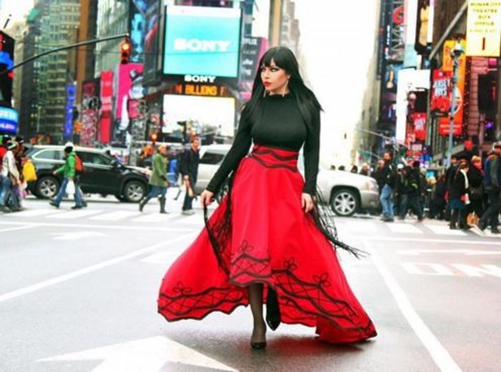 Ingrit Gjoni me veshje kombëtare në Manhattan, New York. Foto nga