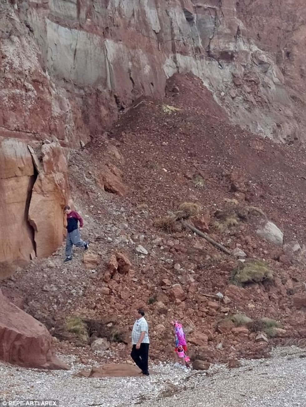 Injoroi paralajmërimet dhe qëndroi në shkëmbin famëkeq që ka rrëshqitje të vazhdueshme foto 2