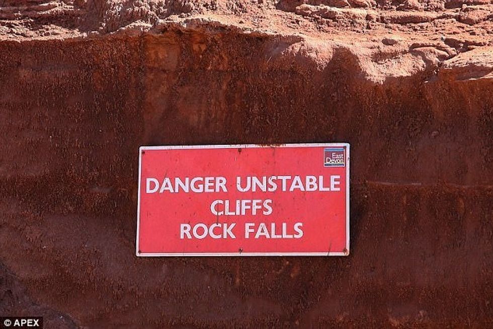 Injoroi paralajmërimet dhe qëndroi në shkëmbin famëkeq që ka rrëshqitje të vazhdueshme foto 3