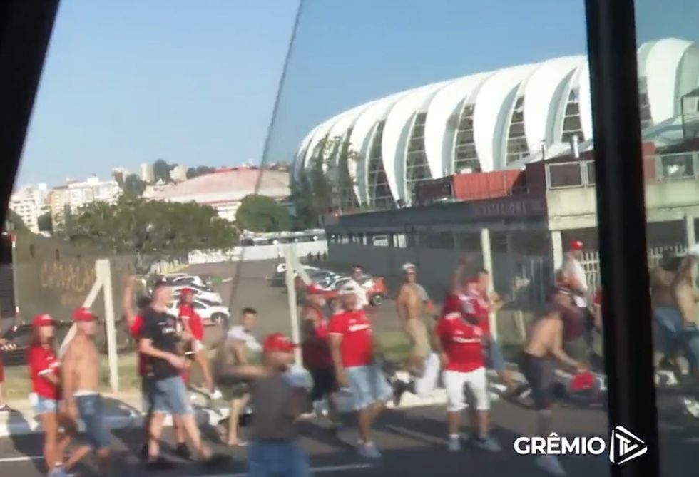 Internacional hooligans targeted the Gremio team bus with missiles