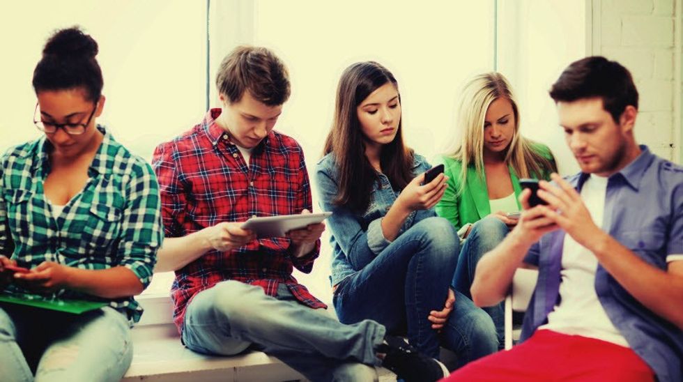 internet-addiction-group-of-teenagers