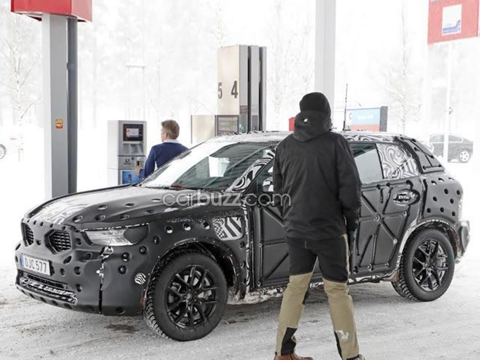 Inxhinieri nga Volvo ndalon reporterin ta fotografoi modelin e kamufluar XC40 foto 2