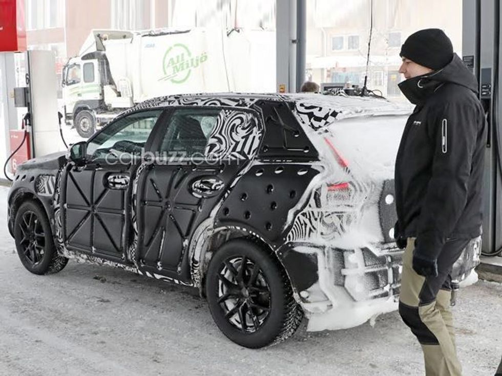 Inxhinieri nga Volvo ndalon reporterin ta fotografoi modelin e kamufluar XC40 foto 3