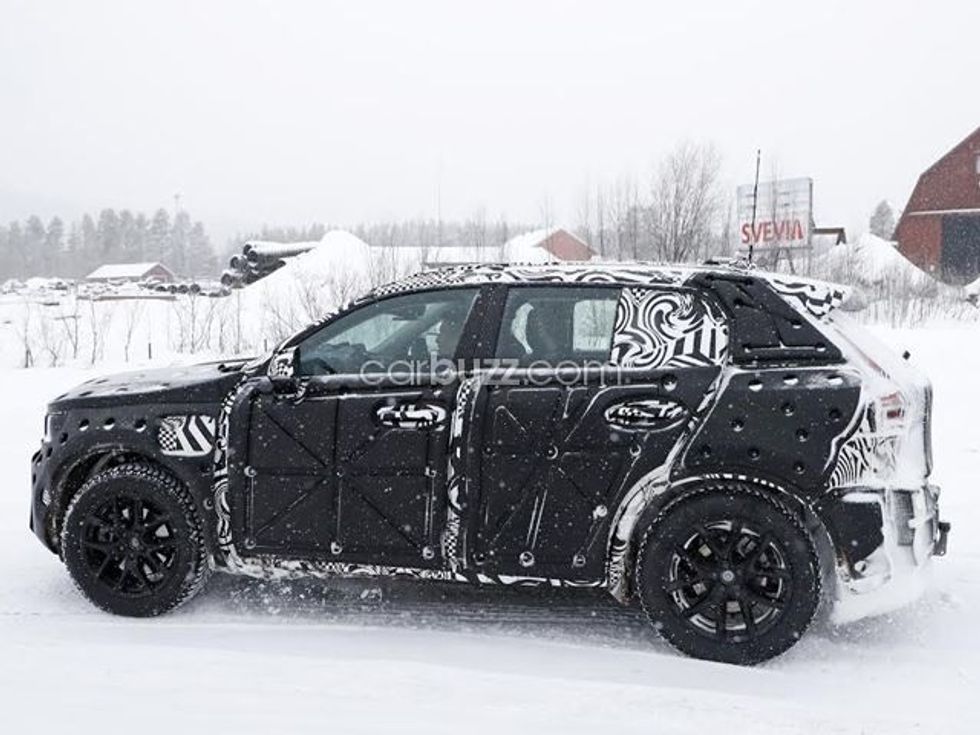 Inxhinieri nga Volvo ndalon reporterin ta fotografoi modelin e kamufluar XC40 foto 4