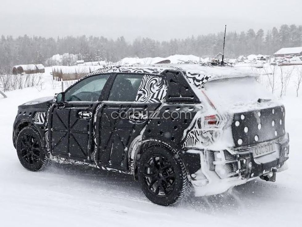 Inxhinieri nga Volvo ndalon reporterin ta fotografoi modelin e kamufluar XC40 foto 5