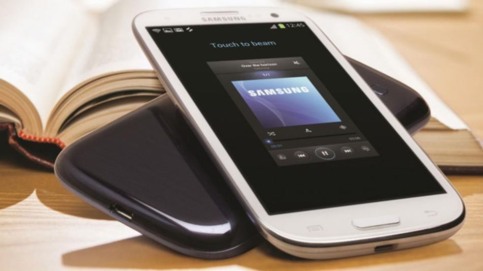 iphone falls to galaxy s iii as world s most popular smartphone 6cc95710ec