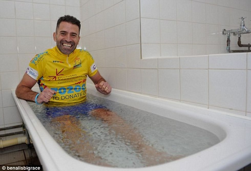 Ish-mbrojtësi duke bërë një banjë akulli pas një dite të angazhuar.