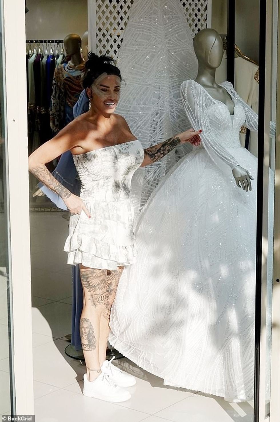 Ish-modelja magjepsëse, 46 vjeç, dhe ylli i Married At First Sight, 31, u bashkuan nga fëmija më i madh i Katie, Harvey, 22 vjeç, teksa mbërritën në një dyqan nusërie dhe shikuan fustanet e ekspozuara.