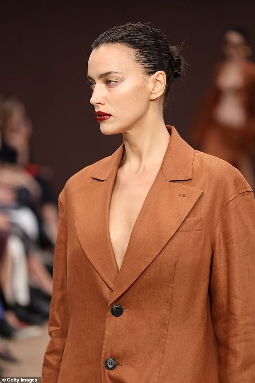 Ish-partnerja e Bradley Cooper-it i fshiu flokët e saj të korbit në një stil të shkëlqyeshëm, ndërsa pamja e saj u përfundua me buzëkuq të errët dramatik.