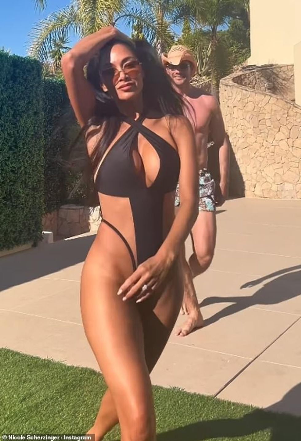 Ish-ylli i Pussycat Doll shfaqi figurën e saj të pabesueshme në njërën pjesë të zezë, e cila mburrej me prerje të guximshme dhe një dekolte të thellë.