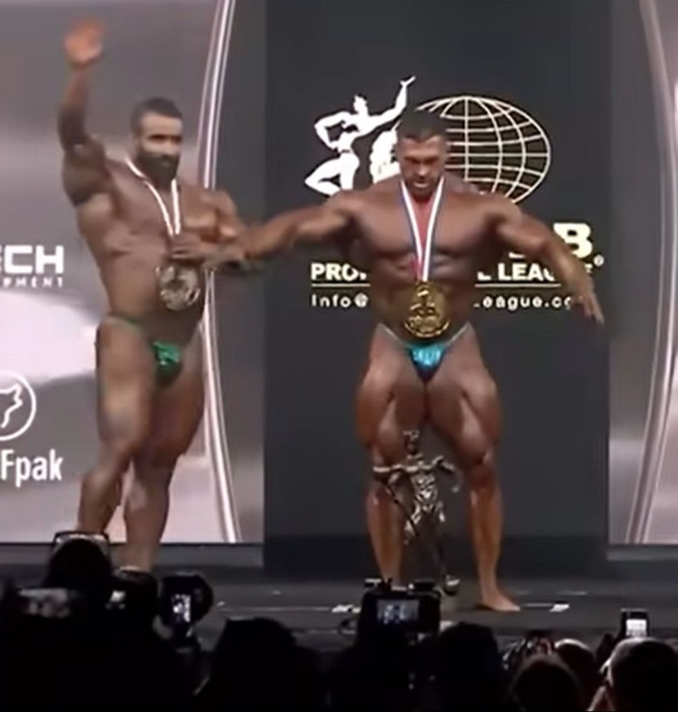 Ish-Z. Olympia Hadi Choopan u pa duke u inatosur në skenë pasi humbi titullin e bodybuilding këtë vit.