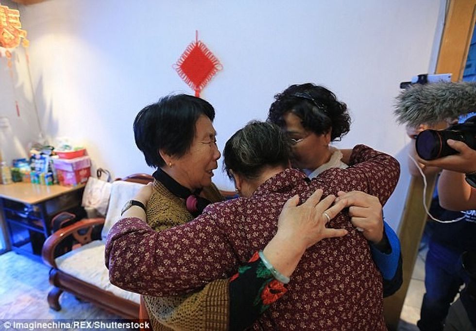 Ishte ndarë nga familja në fëmijëri takimi me motrat pas 58 vitesh ishte shume emocional foto 3