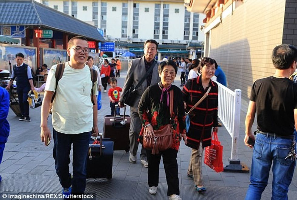 Ishte ndarë nga familja në fëmijëri takimi me motrat pas 58 vitesh ishte shume emocional foto 5