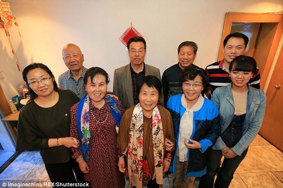 Ishte ndarë nga familja në fëmijëri takimi me motrat pas 58 vitesh ishte shume emocional foto 6