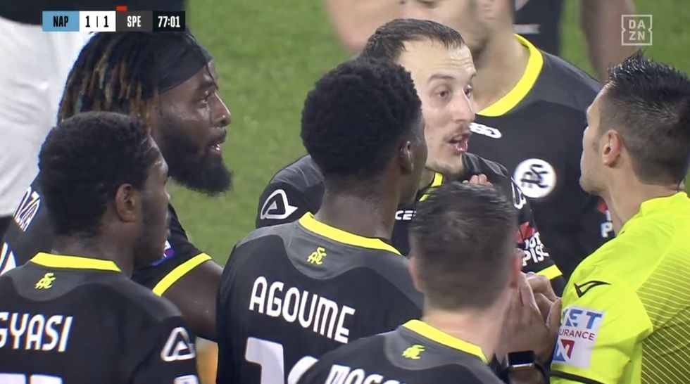 ismajli merr karton te kuq