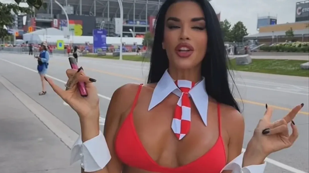 Ivana Knoll i dërgoi një mesazh gjyqtarit të ndeshjes midis Kroacisë dhe Portugalisë me gishtin e mesëm: E prishe punën Ivana Knoll i dërgoi një mesazh gjyqtarit të ndeshjes midis Kroacisë dhe Portugalisë me gishtin e mesëm: E prishe punën