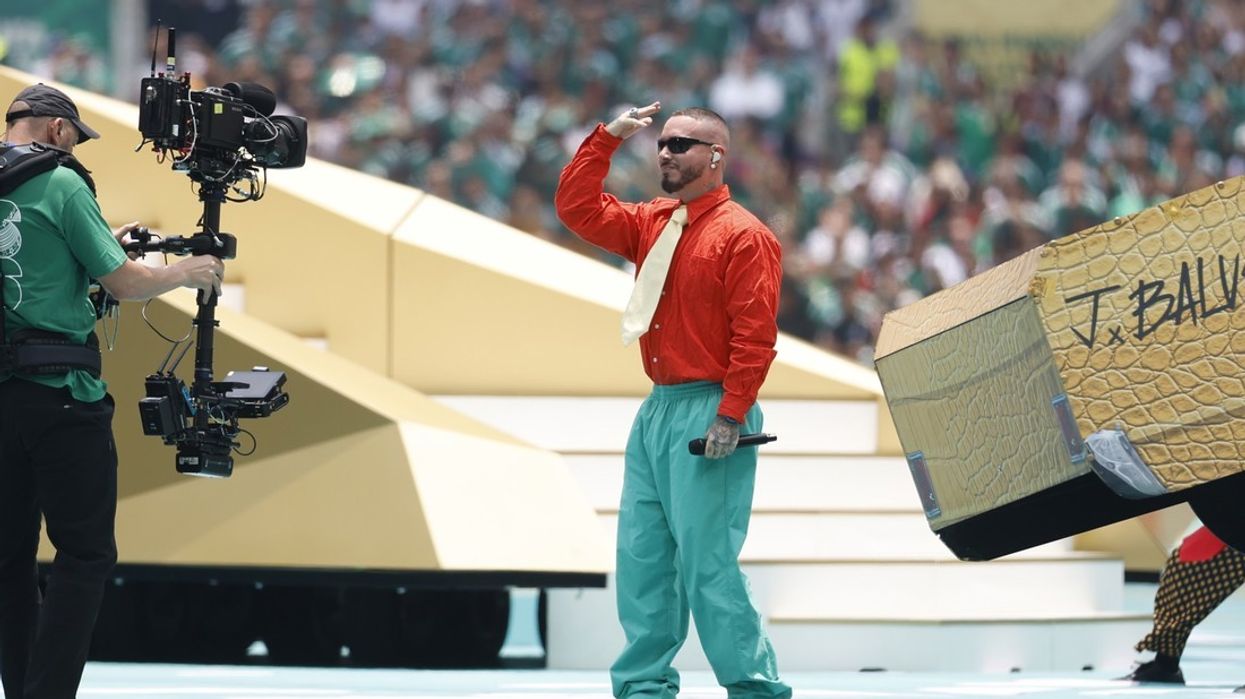 J Balvin performoi në ceremoninë hapëse të Kupës së Botës, shumë prej fansave po komentojnë veshjen e tij J Balvin performoi në ceremoninë hapëse të Kupës së Botës, shumë prej fansave po komentojnë veshjen e tij