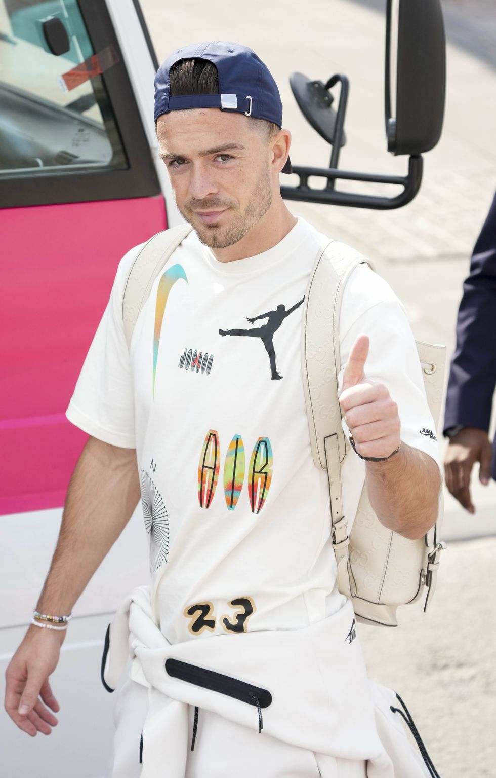 Jack Grealish jep një gisht lart përpara se të largohet nga Katari