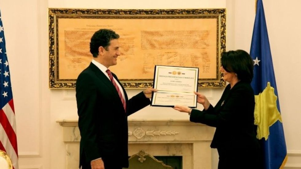 james rubin dekorohet me medaljen presidenciale t euml meritave hd