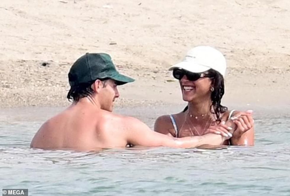 Javë pasi u largua me të dashurën Stormi Bree, anëtari 34-vjeçar i Jonas Brothers u shfaq komod me një shoqëruese të re femër.