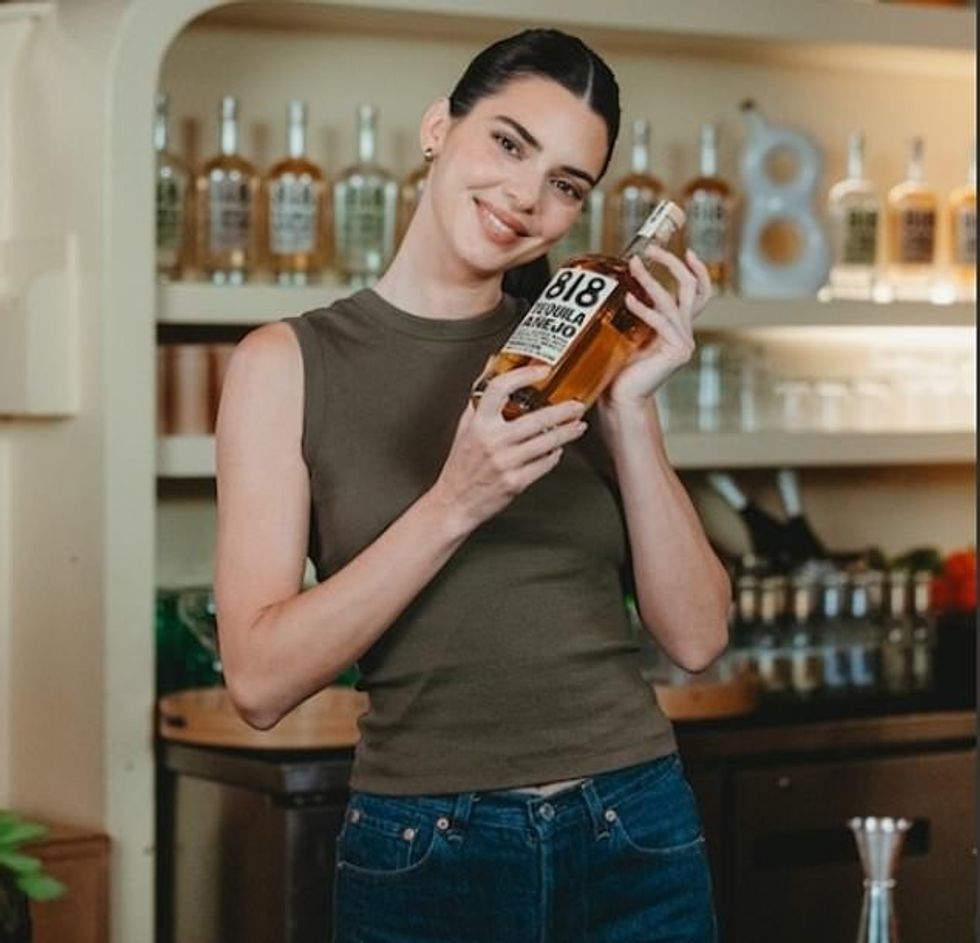 Javën e kaluar ajo promovoi markën e saj tekila 818 me asistentët e saj personalë