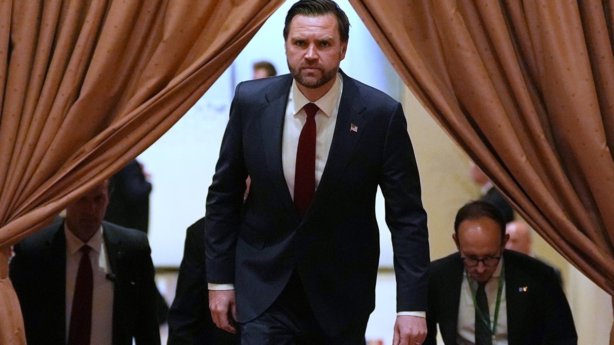 JD Vance ende mund ta shpëtojë lëkurën e tij politike, por kjo do të thotë të kthehet kundër Trumpit