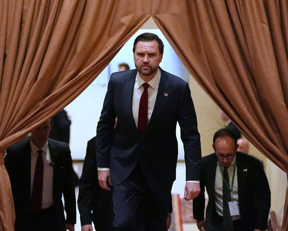 JD Vance ende mund ta shpëtojë lëkurën e tij politike, por kjo do të thotë të kthehet kundër Trumpit