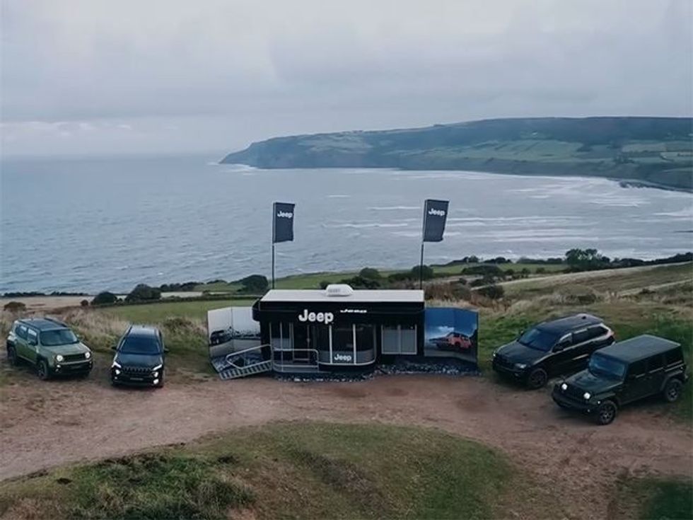 Jeep feston 75 vjetorin e themelimit me sallon levizes foto